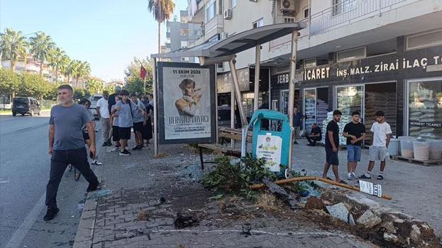 Otomobil karı kocanın bulunduğu durağa daldı 3 kişi yaralandı