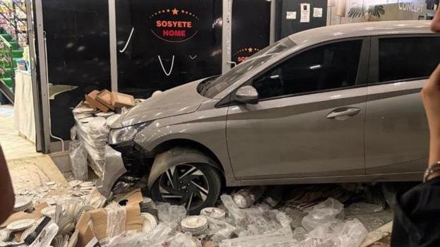 Kontrolden çıkan iki otomobil peş peşe mağazaya girdi