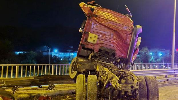 TIR ile 3 otomobilin karıştığı zincirleme kazada 1'i ağır 6 kişi yaralandı