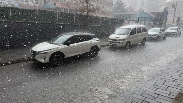 Sağanak ve dolu Tatvan’da etkili oldu