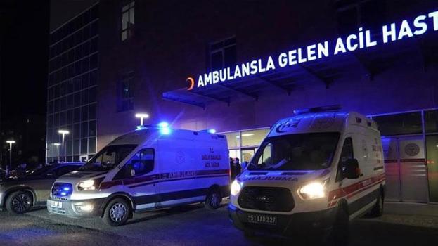 Tır ile hafif ticari araç kafa kafaya çarpıştı 2 kişi hayatını kaybetti