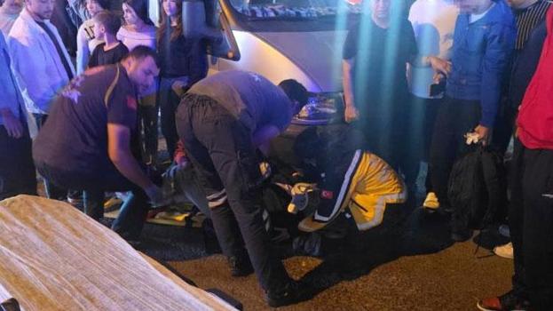 Yolun karşısına geçmeye çalışan Anne ve oğluna motosiklet çarptı