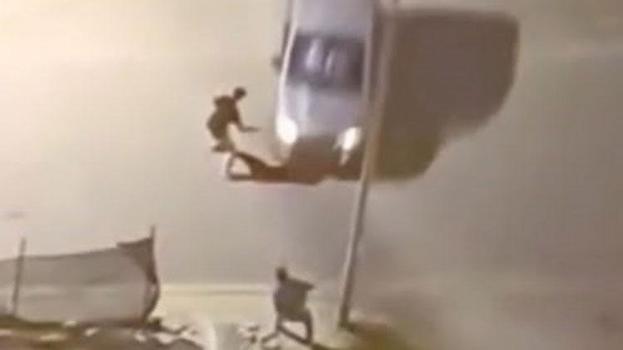 Anamur'da kavga ettiği şahsa araçla çarpıp çukura uçtu