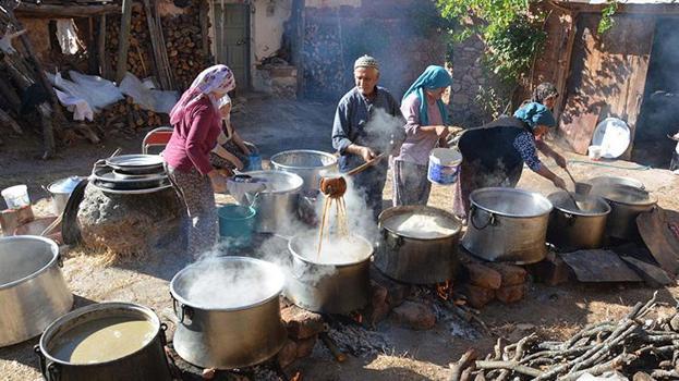 Manisa'da kazanlar kaynamaya başladı! 3 günlük emeğin ardından sofralara gelecek