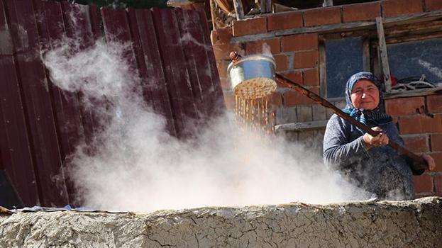 Tek bir damla su vermeden yetiştiriyorlar! Saatlerce kaynatıyorlar: Köylülerin geçim kapısı oldu