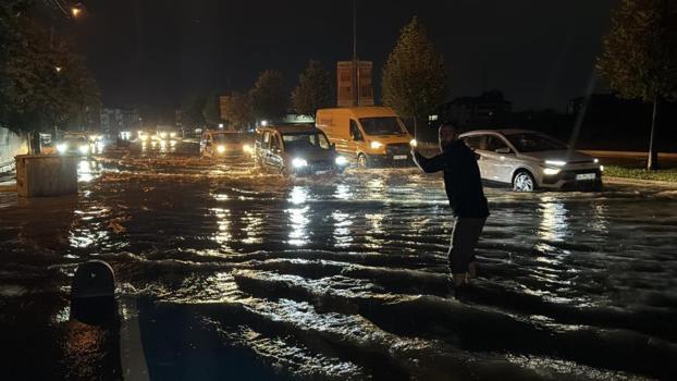 Sağanak hayatı felç etti! Otomobil suya gömüldü, evleri su bastı