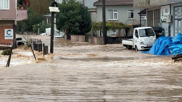Sakarya’yı sağanak vurdu! Dere taştı, ev ve iş yerlerini su bastı