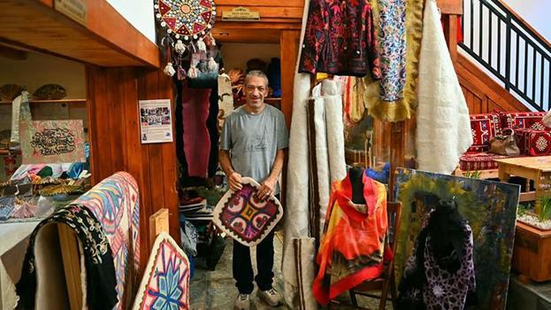 Kuşadası'nda 100 yıllık aile mirasını yaşatıyor! Atölyesinde kuzu yününü sabırla eserlere dönüştürüyor: Yalnızca su ve zeytinyağı sabunu kullanıyor