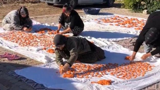 Un, yoğurt ve biberi harmanlıyorlar! Komşular bir araya geldi, kış hazırlığı başladı