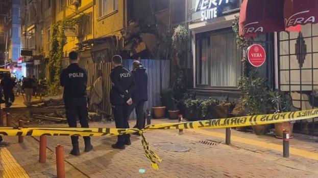 2 katlı metruk binanın çökmesi kamerada