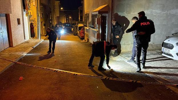Husumetlisini evinin önünde pusu kurup tabancayla ateş açtı