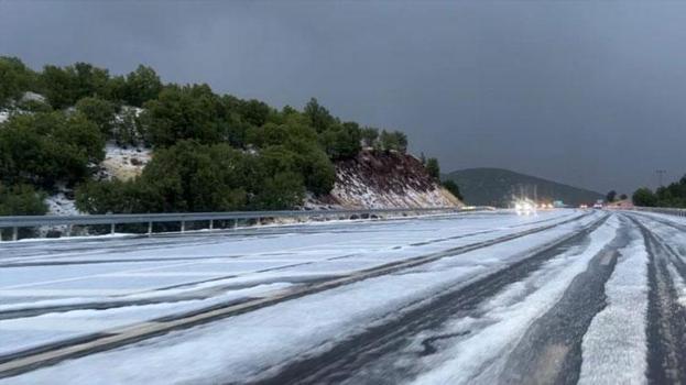 Sağanak sonrası gökkuşağı çıktı yollar doluyla beyaza büründü