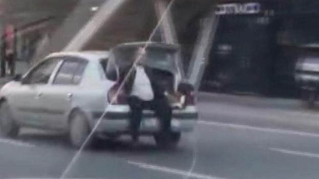 Otomobilin açık bagajında akıl almaz yolculuk