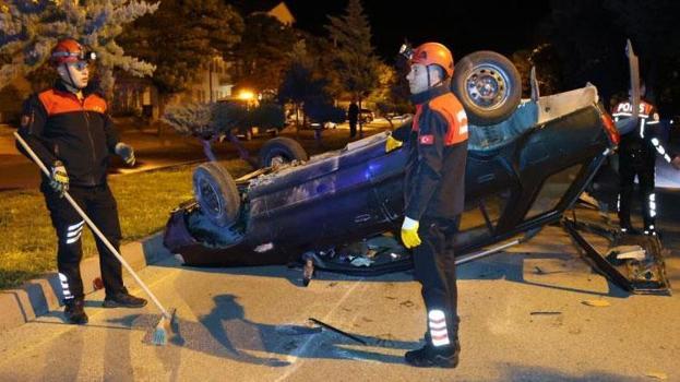 Yarış yaptıkları iddia edilen iki otomobil kavşakta kazaya karıştı