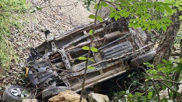 Araç 400 metrelik uçuruma yuvarlandı 1 kişi hayatını kaybetti