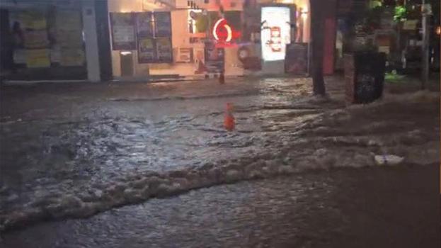 Sağanak yağışta cadde ve sokaklar dereye döndü