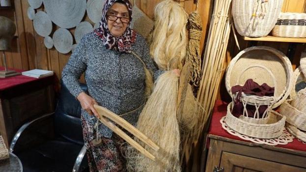 Dededen babaya, babadan kızına miraz kaldı! 570 yıllık sanatı tek başına sürdürüyor