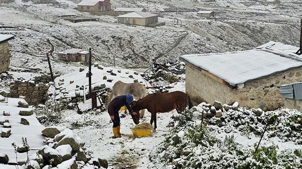Rize'nin yüksek yaylalarına sezonun ilk karı düştü: Kaçkar Dağları beyaza büründü!