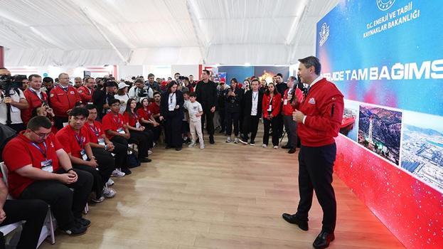 Bakan Bayraktar, TEKNOFEST Güneydoğu’da gençlere seslendi: Sizlerin katkıları, bizleri çok daha aydınlık bir Türkiye'ye doğru taşıyacak