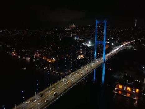 Boğaz'daki köprüler turkuaz renge büründü