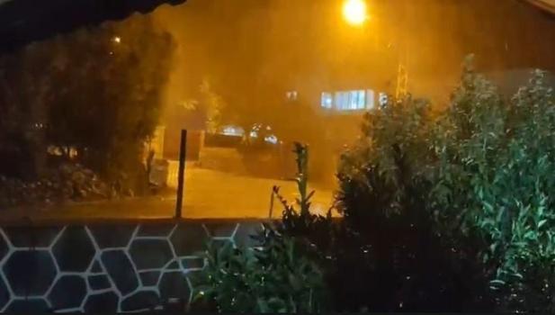 Ceviz büyüklüğünde dolu yağdı, bazı araçlar hasar gördü