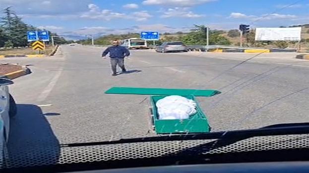 Isparta'da şok olay: Seyir halindeki nakil aracından cenaze tabutu yola düştü!