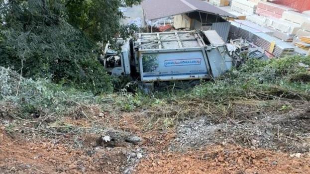 Çöp kamyonuyla 10 metrelik şarampole devrildiler