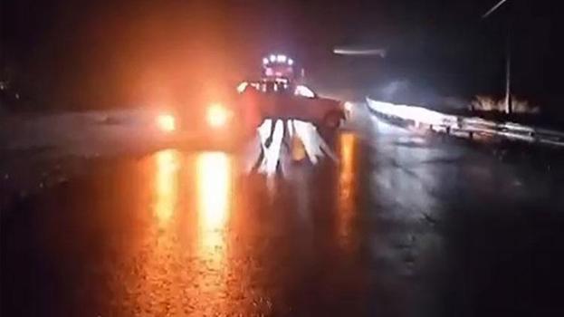 Yağış nedeniyle kayganlaşan yolda iki araç yoldan çıktı