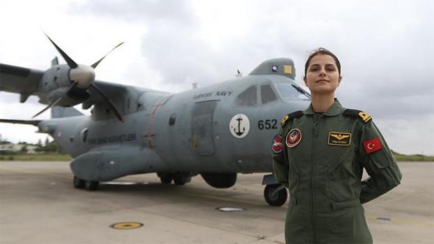 Gökyüzünde bir ilk: Adını tarihe yazdırdı! Donanmanın ilk kadın uçak pilotu oldu