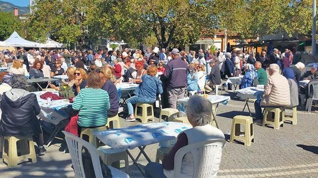 Nüfusunun 3 katı misafir ağırladılar! Köy halkı el ele verdi, 5 bin kişiye sofra kurdu: Edremit’te imece destanı!
