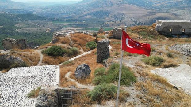 Ravanda Kalesi'ne yüzlerce basamakla ulaşılıyor, manzarası hayran bırakıyor