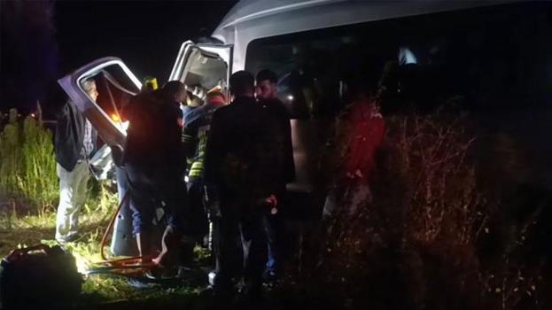 İş makinesi ile 2 işçi servisi çarpıştı 1 kişi öldü, 15 kişi yaralandı