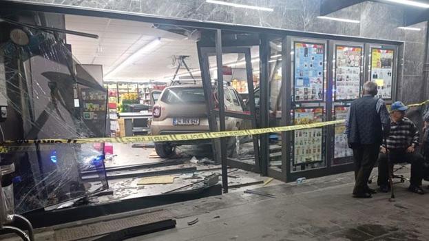 Aracı yol kenarına park etmek isterken markete daldı: O anlar kamerada