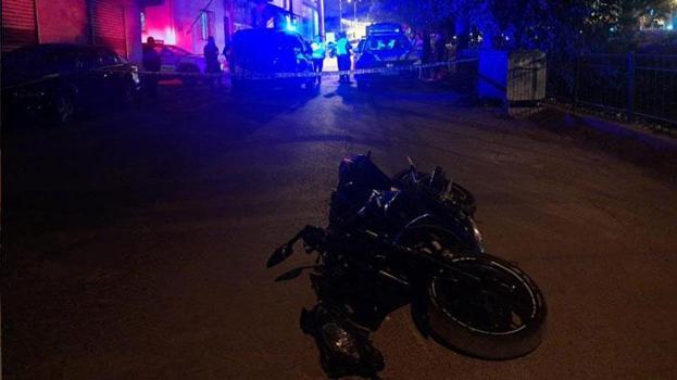 Motosiklet rögar kapağına çarptı kazada sürücü ağır yaralandı