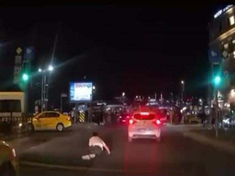 Fatih'te yolun karşısına geçmek isteyen kişiye çarpan otomobil kamerada