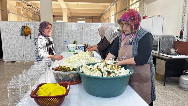 Ağrı'da kadın kooperatifi üretti: Erimeyen lahana turşusu kış sofralarına doğal antibiyotik oldu!