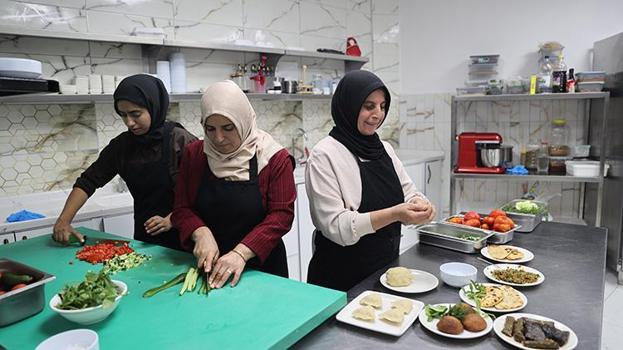 Mardinli kadın devlet desteğiyle hayatını değiştirdi: Evinin bir odasında 3 kişiye yemek yaparken şimdi 300 kişiyi ağırlıyor