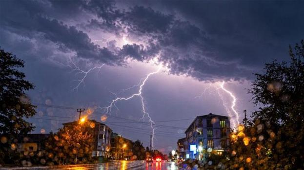 Gece yarısı gök gürültülü sağanak yağış başladı