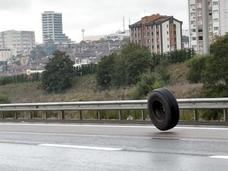 Başakşehir'de otoyolda kopan TIR lastiği tehlike yarattı