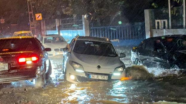 Sağanak yağış ve fırtına İstanbul'da hayatı olumsuz etkiledi! Okullar tatil edildi