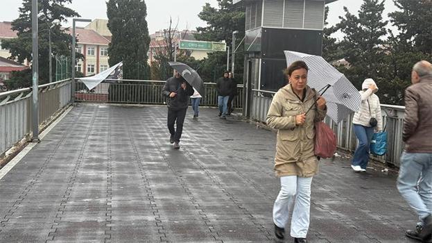 İstanbul’da trafik yoğunluğu oluştu, işe gitmek isteyen vatandaşlar zor anlar yaşadı