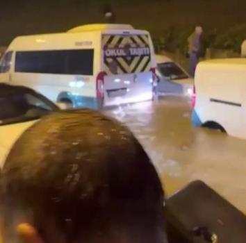 Beşiktaş'ın tesislerine giden yolu su bastı: Araçlar mahsur kaldı