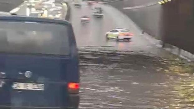 Sağanak yağış Ankara’da alt geçidi göle çevirdi