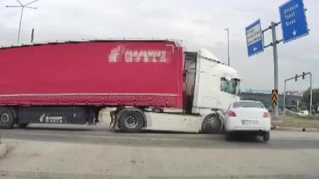 Tır kırmızı ışıkta kavşağa dalıp otomobile çarptı 2 kişi yaralandı