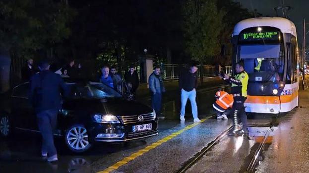 Tramvayla otomobil çarpıştı 2 kişi yaralandı