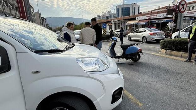 Otomobil seyir halindeki motosiklete çarptı sürücü yaralandı
