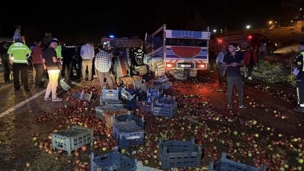 Kamyonet gübre yüklü traktöre arkadan çarptı