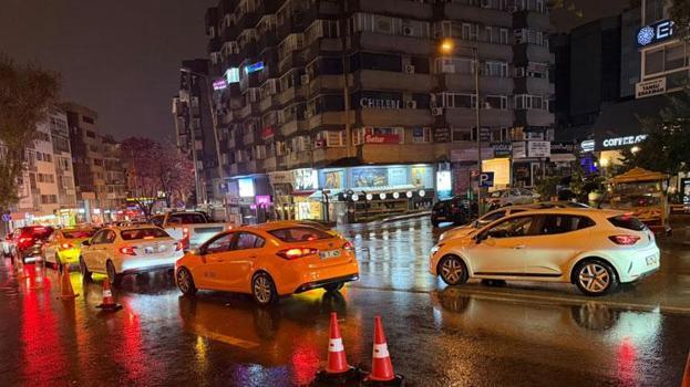 Sağanak yağışlar Ankara’da hayatı olumsuz etkiledi