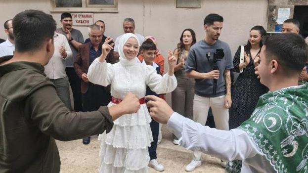 Mersin'de şaşırtan gelin alma töreni! Damat, vinç sepetiyle 4. kata çıkarak gelini aldı
