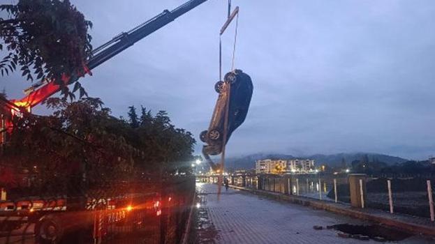 Seyir halindeki otomobil yolda oluşan çukura düştü